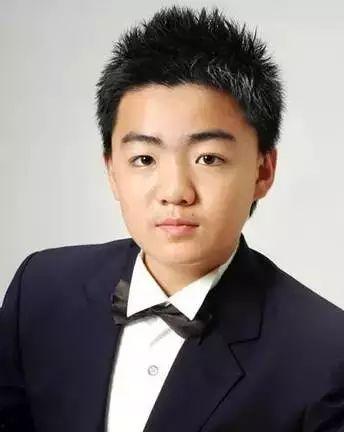 南太铉家庭背景,出身名门，才华横溢的歌手与演员