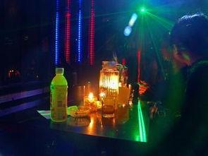 在酒吧喝酒的照片,光影交织的欢愉时光